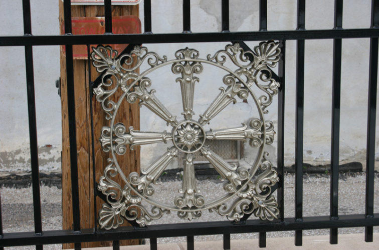 AmeriFence Corporation Wichita - Custom Iron Gate Fencing, 1227 Emblem in Overscallop Ornamental