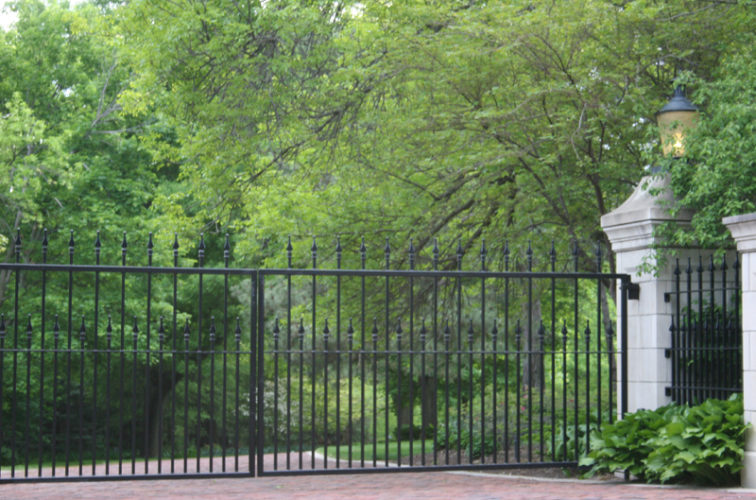 AmeriFence Corporation Wichita - Custom Gates, Estate Double Drive Gate With Alternating Pickets