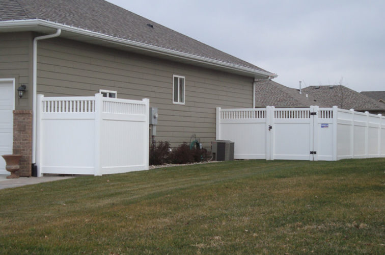 AmeriFence Corporation Wichita - Vinyl Fencing, Privacy with Picket Accent